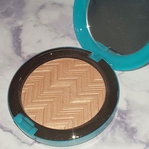 MACxPatrickStarrr Hot and Heavy Face Powder
